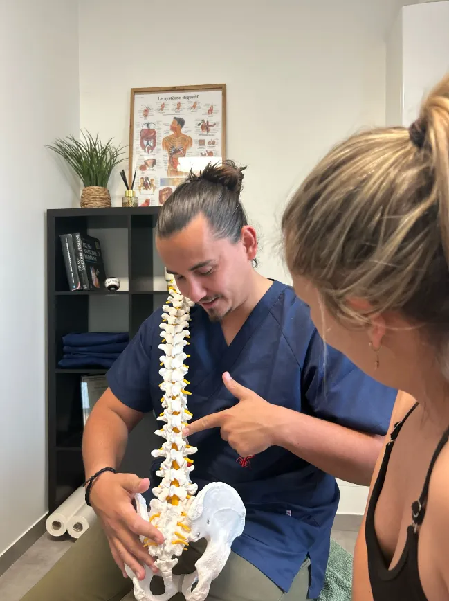 Traitement manuel étiopathique — gestes précis d'un praticien sur le dos d'un patient